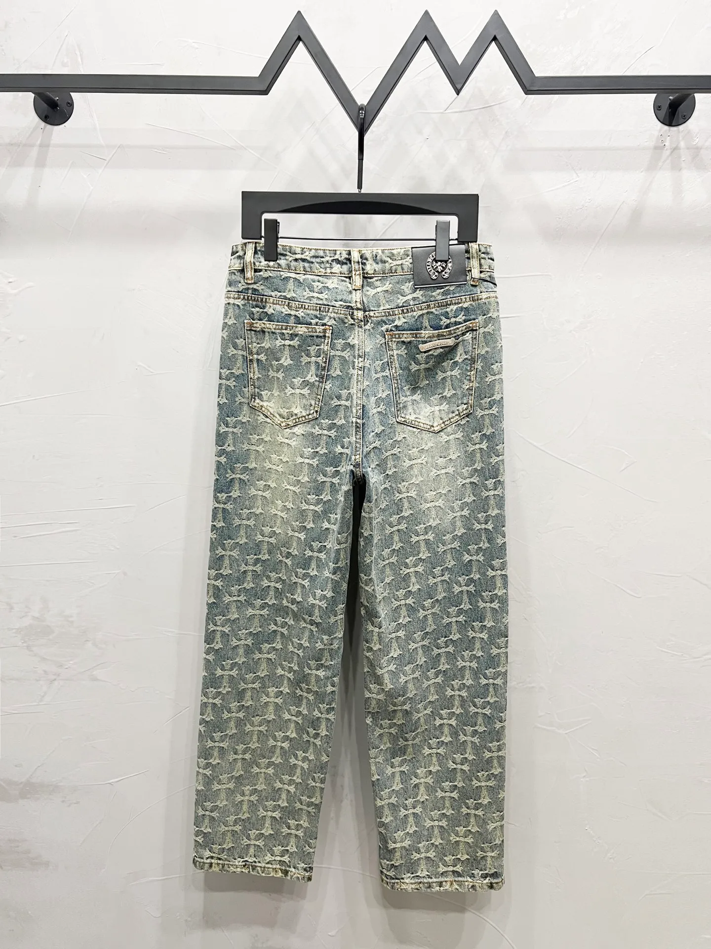 P220 Style number: [M914] Chrome hearts & Chrome hearts 25ss light blue jacquard leather jeans, high-waisted washed jeans! ! Absolutely high-end luxury products, 1.9W level god-level single products, super popular products, made by top heavy industry, not to be missed. About Zangyin, this is an extremely luxurious fashion brand, which can also be called the nobles of the high street. It has always been an exclusive brand of some hipsters or rich second generation. Compared with ordinary high streets, it is more luxurious and noble. Compared with luxury brands, it has a more fashionable personality and has always been a brand that I have a special liking for. Imported yarn is custom-woven into a high-density twill canvas. While ensuring a crisp silhouette, the fabric feels very delicate. It follows the B01 classic silhouette. The upper body is crisp and stylish. The ready-made garments are stone-milled and fermented and can be matched with any style. Buttons and zinc-brushed washable genuine vintage metal products. Double-layered canvas on the front. Perfect details. All hardware is perfect. Size: 30-32-34-36 Color: Jacquard jeans